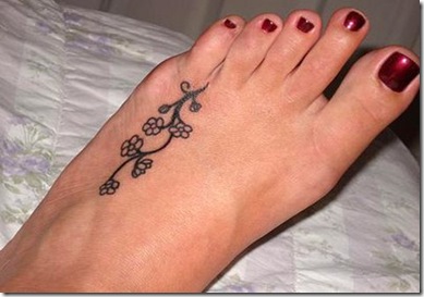 tatuaje picior fete- floare