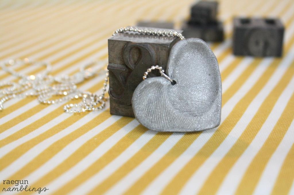 [DIY%2520Heart%2520Fingerprint%2520Necklace%2520by%2520Raegun%2520Ramblings%255B4%255D.jpg]