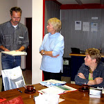 ov.2005 kantmiddag krijgen we kantspullen boeken van een erfenis.jpg