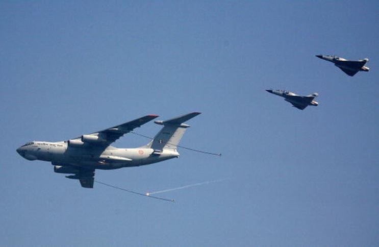 Mirage-2000-Il-78-Mid-Air-Refueling-04