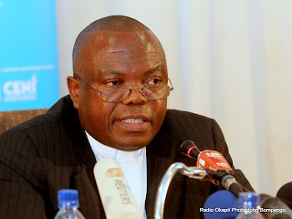  – Pasteur Ngoy Mulunda, président de la Ceni le 11/11/2011à Kinshasa, lors d’une conférence de presse. Radio Okapi/ Ph. John Bompengo