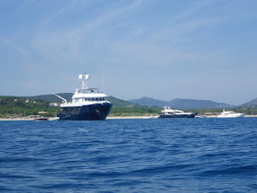  &ndash; Dans le baie de Pampelonne, de gros Yachts mouillent &ndash; 23-sept-2011