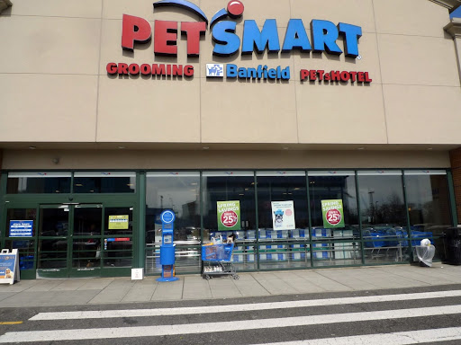 Francesca, as official spokesdogs for PetSmart, it's our duty to make sure that the stores are up to our impeccable standards.  Let's give this store a thorough inspection!