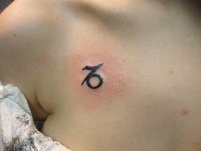 [Small-Tattoo-Design-on-Chest-for-Ladies-2011-520x390%255B3%255D.jpg]