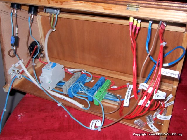 Le disjoncteur différentiel 32A  vient de prendre place ainsi que les barrettes de connexion du 220V