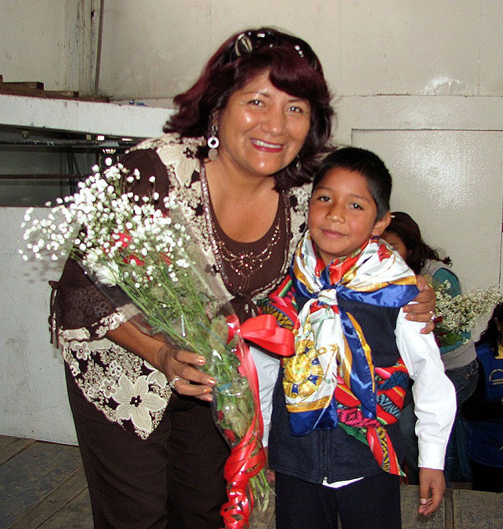 [rosa%2520vasquez%2520recibe%2520un%2520ramo%2520de%2520flores%2520de%2520un%2520ni%25C3%25B1o%2520de%2520san%2520mateo%2520de%2520huanchor%255B4%255D.jpg]