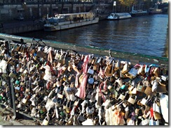 lucchetti dell'amore sul ponte della senna