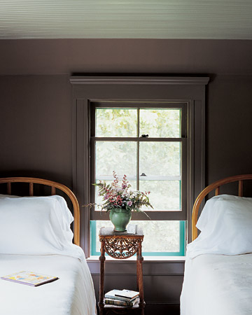 Another room in Martha's Lily Pond Lane home that shows how a dark shade can look fantastic in a summery setting. (marthastewart.com)