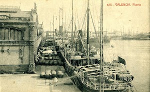 El vapor ANTONIO FERRER cargando barriles de vino en el puerto de Valencia. POSTAL.JPG