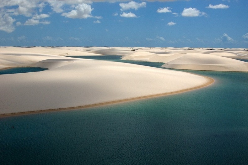 بالصور : صحراء تغرق بالماء لتكون بحرا ..سبحان الله  Lencois-maranhenses-23%25255B2%25255D