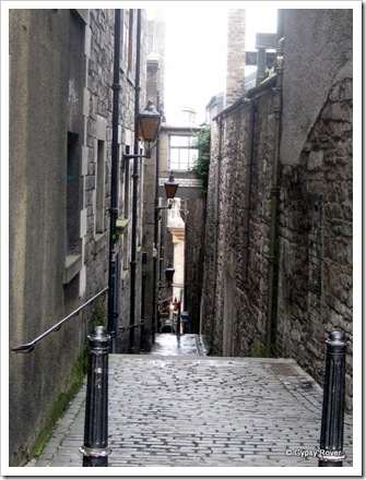 Little alleyways like this adorn Old Town Edinburgh.