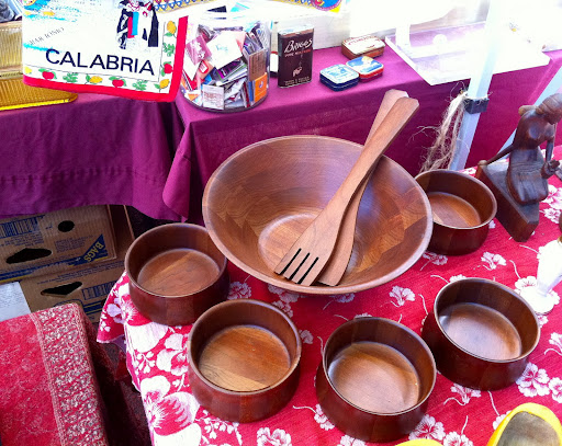I really liked this wooden kitchen set for salads.