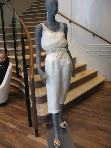 A chic pants outfit