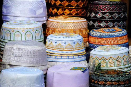 Những chiếc mũ đội đầu của người Hồi giáo bán trong chợ trời Những chiếc mũ đội đầu của người Hồi giáo bán trong chợ trời