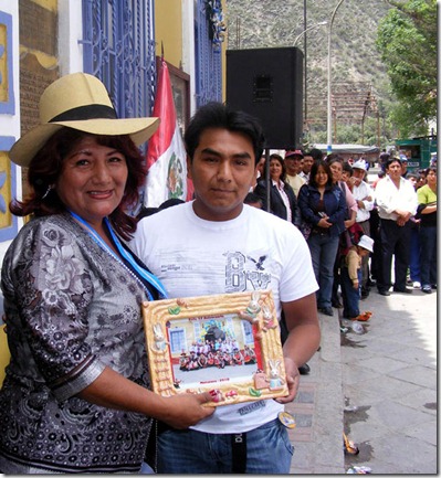profesor de centro cultural le entrega reconocimiento a alcaldesa provincial rosa vásquez cuadrado[4]