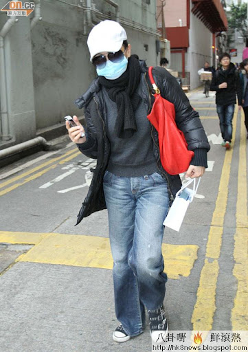 鄧萃雯戴上口罩及黑超現身教會。