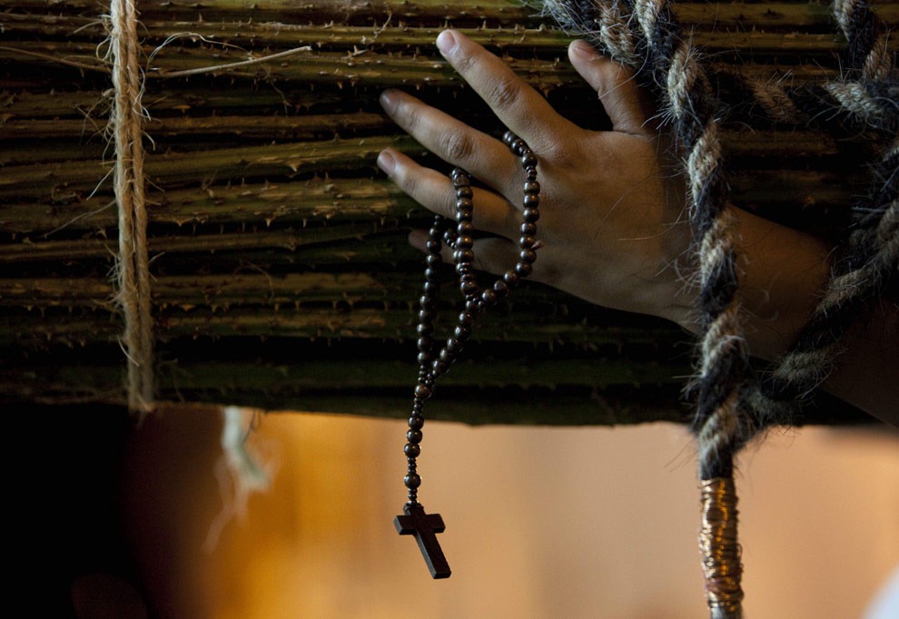[hand-and-rosary4.jpg]