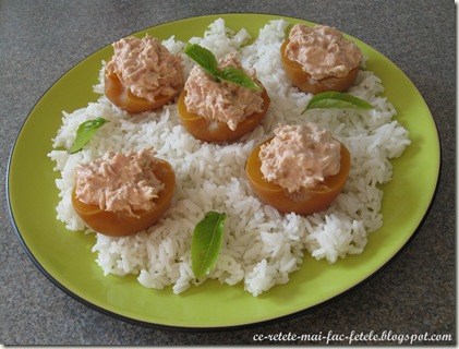 Salată de ton în piersici - servim cu orez basmati Salată de ton în piersici - servim cu orez basmati