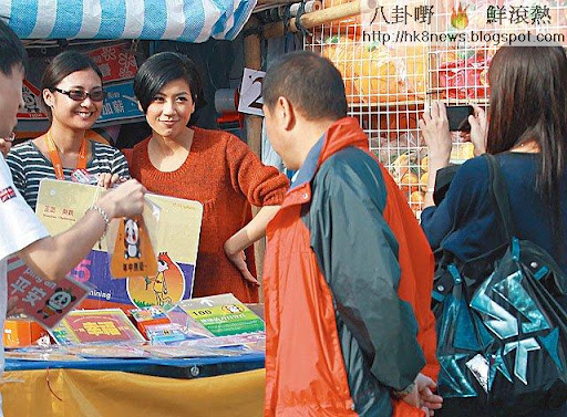 黃智雯上周二同朋友逛維園花市，有 fans要求合照，她立即關二嫂上身地「叉曬腰」。