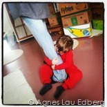 Liam "hjälper" mormor att flyttpacka genom att klamra sig fast runt hennes ben!