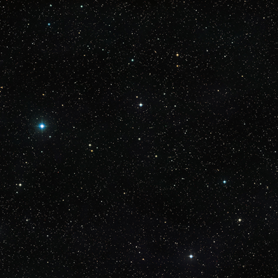 estrela dupla incomum V471 Tauri no centro da imagem