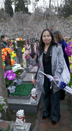 c0 My wife Jinghong Zhao, in the foreground, and her sisters, at their father's grave.