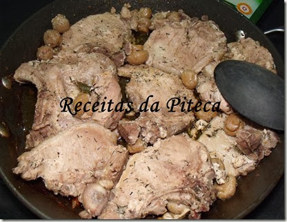 Costoletas do lombo com cogumelos na frigideira-perto Costoletas do lombo com cogumelos na frigideira-perto
