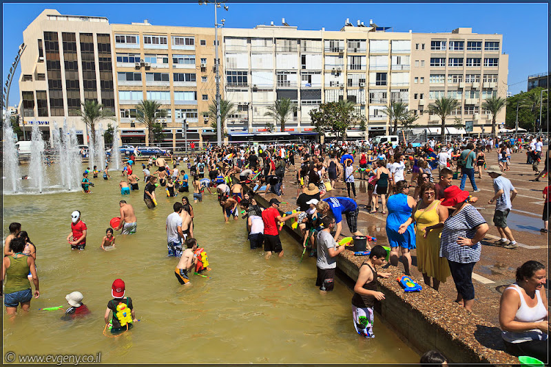il/Настоящее мочилово в центре Тель Авива (20110701 ta water war 001 6714)