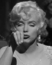 monroe pointing small finger