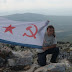 Сергей Трущелев- Наверх, вы, товарищи… "Залезли на вершину и были приятно удивлены некоторым вещам:<br /><br />
- большому числу разных флагов, а флаг ВМФ был тем более приятен, т.к. кое-кто имел к ВМФ непосредственное отношение;<br /><br />
- наличию на вершине ""волшебного"" сундучка со всякими всякостями и бортовому журналу ( амбарной книге ) , в котором мы тоже отметились;<br /><br />
- прекрасной панораме на все 360"