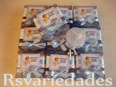 Caixa em acetato quadrada (opção para batizado)
    : R$4,50 unid (min. 40 unids).
    : Medidas - 5x5x3 cm.
    : Conteúdo: mini-velinha + mini-terço.
    : Fechamento em fita de cetim, etiqueta personalizada.
