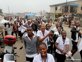 Quelques élèves finalistes, célèbrent la fin de la dernière épreuve de l’examen d’Etat ce 23/06/2011 à Kinshasa. Radio Okapi/ Ph. John Bonmpengo