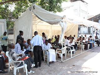 Sous la tante des Nations Unies, des démandeurs d'emploi préparent leurs dossier ce 5/5/2011 à Kinshasa, lors de la foire de l'emploi organisée par la MONUSCO. Radio Okapi/ John Bompengo