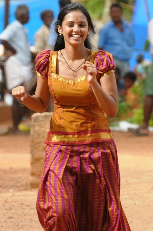 [tamil_actress_aarushi_hot_stills3.jpg]