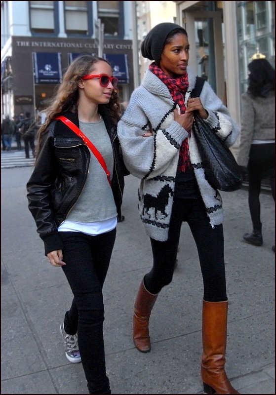 w mother daughter mom oversized sweater leggings brown high boots knit hat plaid scarf kid red raybans red bag black leather jacket black jeans ol