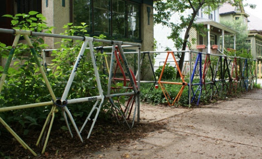 These homeowners made their fence out of old bike frames. Amazing. (apartmenttherapy.com)
