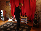 Oliver Bodin, de Chant Libre, en pleine action, devant une platine vinyle  
WILSON BENESH, un ampli de puissance Edge G6 (en bas) associé à au pré-ampli G2 et des enceintes EGGLESTONWORKS Andra 3... l'accord PARFAIT ! - www.chantlibre.com
