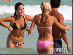 hailey-baldwin-in-a-pink-bikini-in-miami-beach-14-900x675