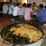 Aspecto de la paella despues del primer ataque realizado de los preparados comensales.