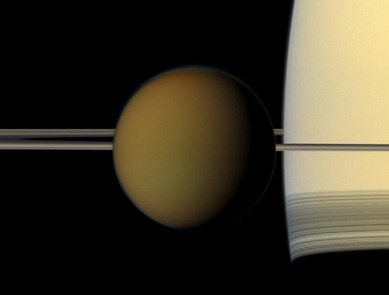Titã passando em torno de Saturno