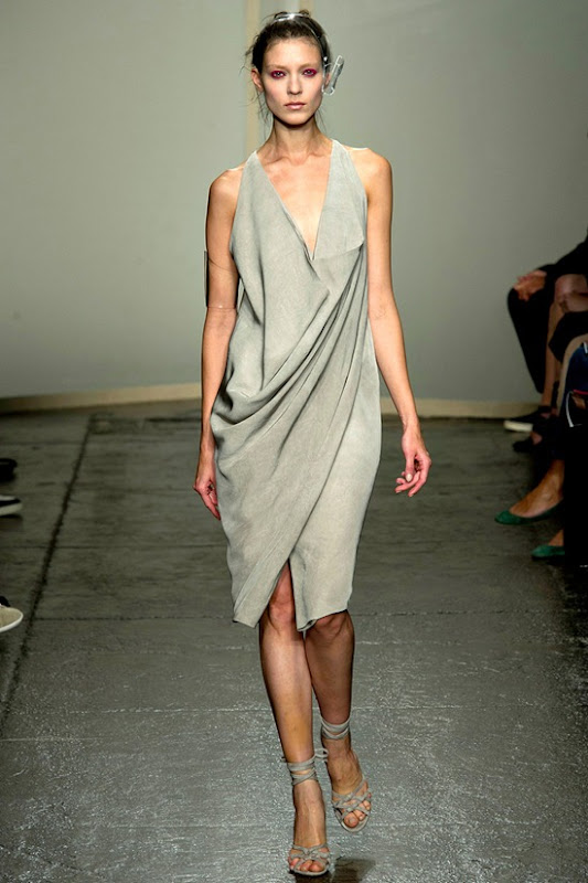 donna-karan-rtw-ss2013-runway-04_172105430761