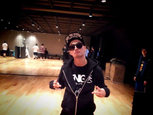 Tae Yang - YG Dance Studio - 14dec2011 - 01.jpg