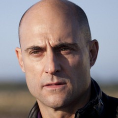 Mark Strong a fejedbe néz