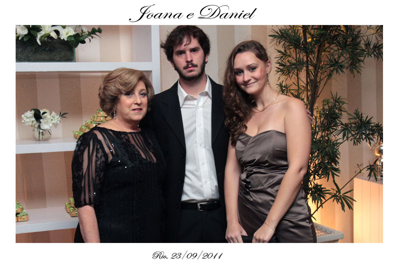 Fotos de Joana e Daniel - 23.09.11. Foto numero 19 da Social Click Fotografia Digital, do Rio de Janeiro, RJ, que faz fotos divertidas, fotos malucas, fotos com fantasias, fotos na hora, fotografia maluca, fotografia divertida com molduras personalizadas. foto noiva digital paissandu victor miguel social click fotos divertidas malucas maluca animadas animado criar fotojornalismo casamento fotógrafo casamentos festa fotografias de eventos