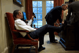 Obama feet on resolute desk