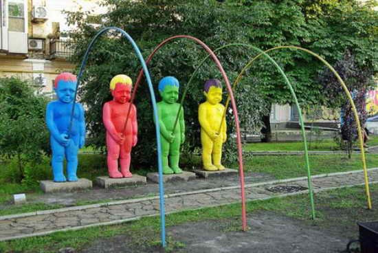 Tribute-To-Peeing-Statues-97