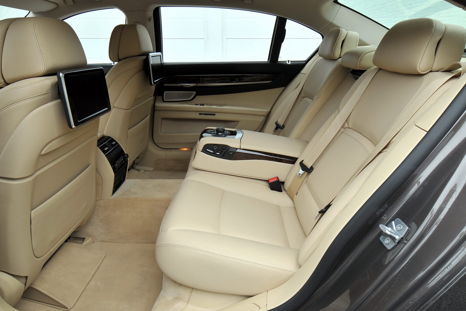 [2013-BMW-7-Series-78%255B2%255D.jpg]