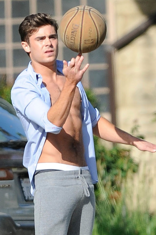 EXC - Zach Efron sem camisa joga basquete e skate, enquanto filmava cenas para Townies - 07/05/13
