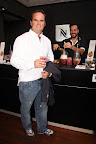 Eduardo Heguy disfrutando de los cocktails en el Espacio Nespresso. Gentileza: Nespresso.