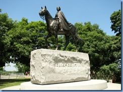 6220 Ottawa - Parliament Buildings grounds - statue of Queen Elizabeth II